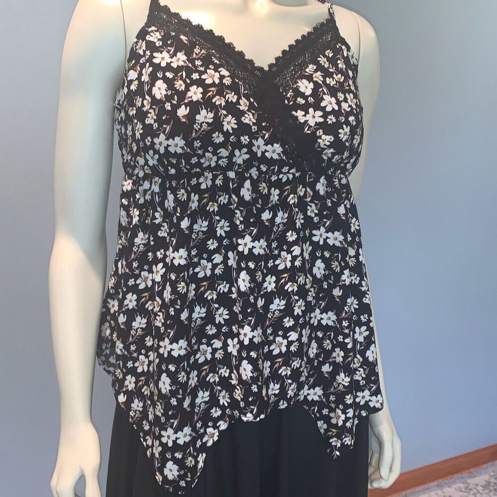 No Boundaries Juniors Plus Lace‎ Trim Tank Top with Sharkbite Hem Large